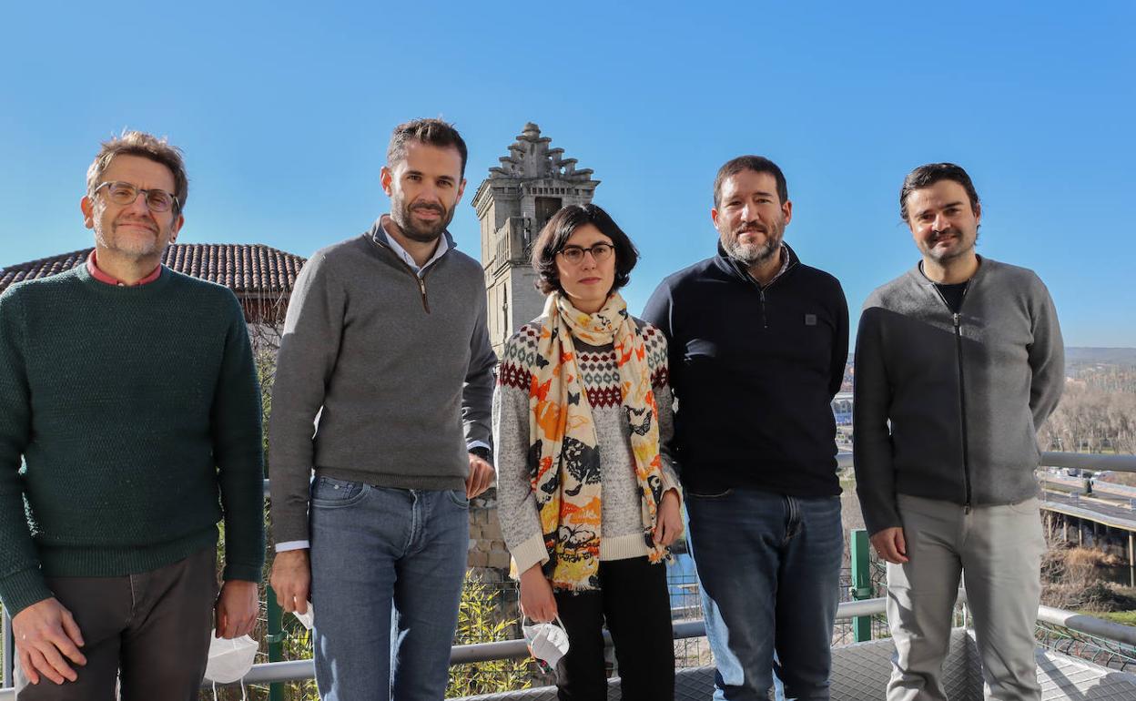 De izquierda a derecha: Luis Plaja, Carlos Hernández-García, Alba de las Heras, Julio San Román y Javier Serrano. 