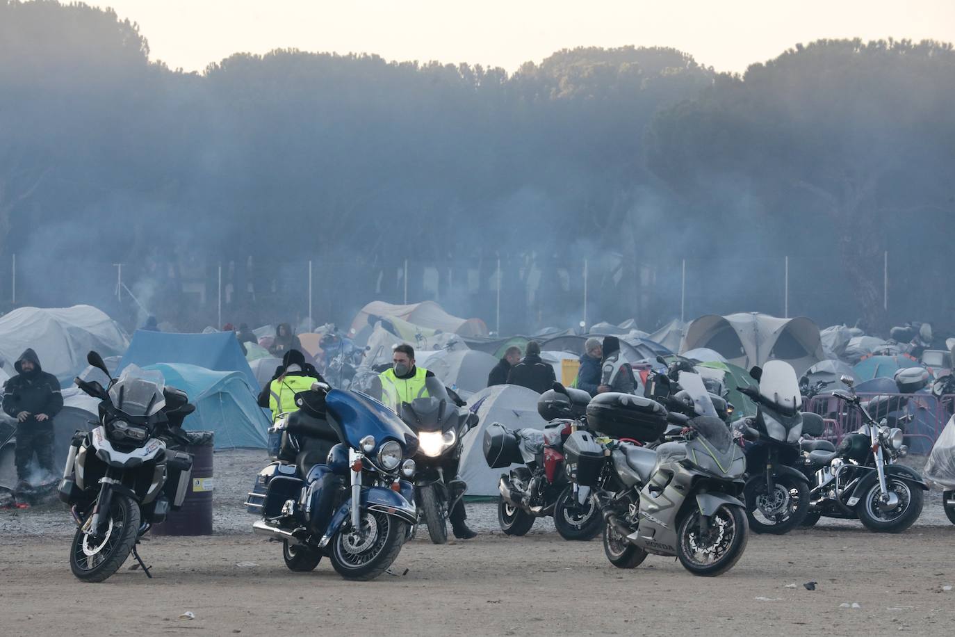 Fotos: Heladas y primeros rayos de sol en la jornada del sábado de Pingüinos (2/2)