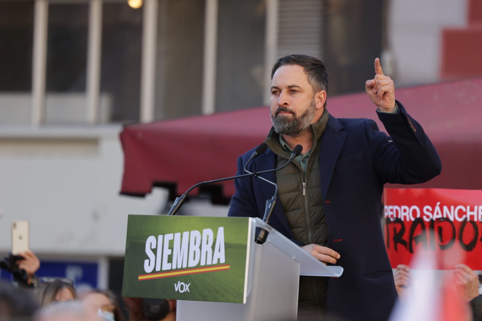 Abascal celebra un mítin en la Plaza de la Universidad de Valladolid. 