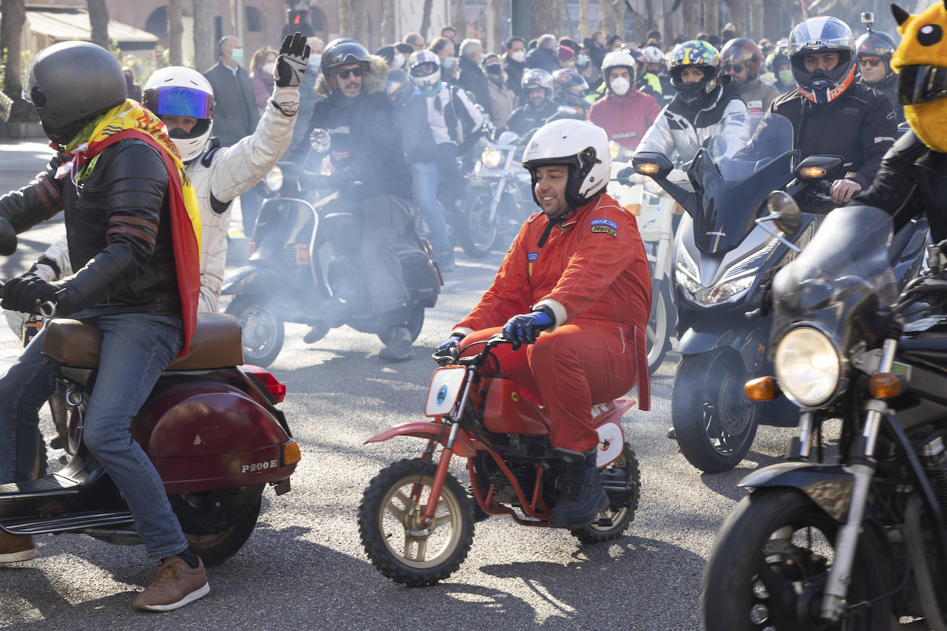 Fotos: Ambiente festivo en el desfile de banderas de Pingüinos