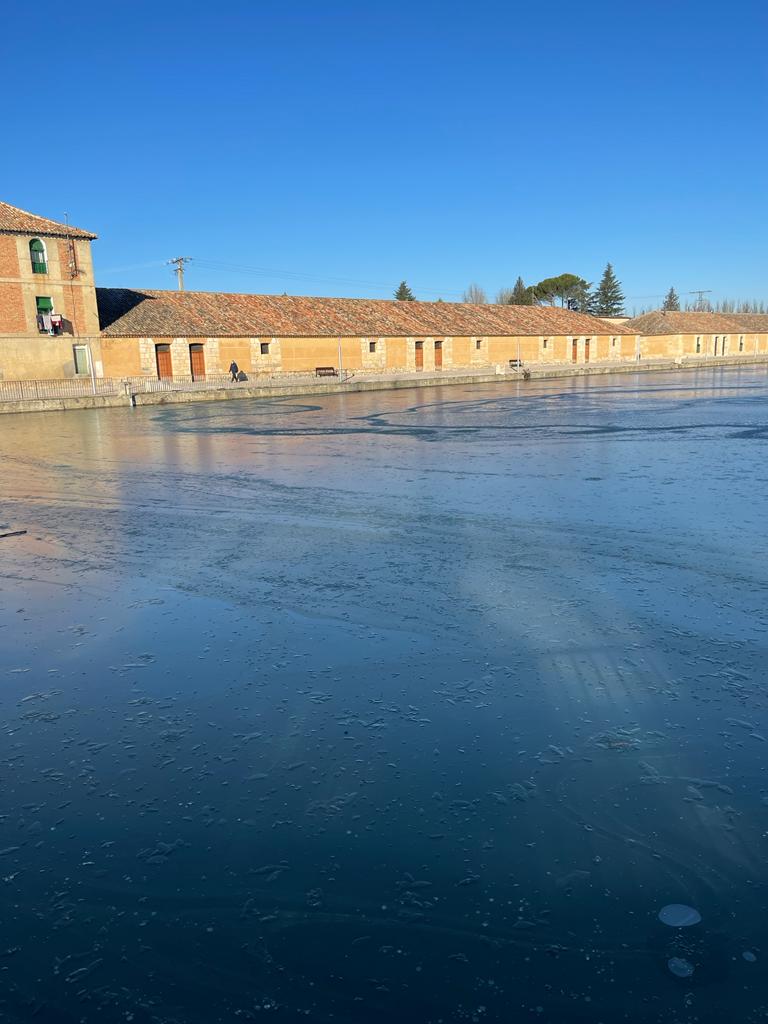 Fotos: La dársena del Canal de Castilla de Rioseco se hiela por primera vez en este invierno