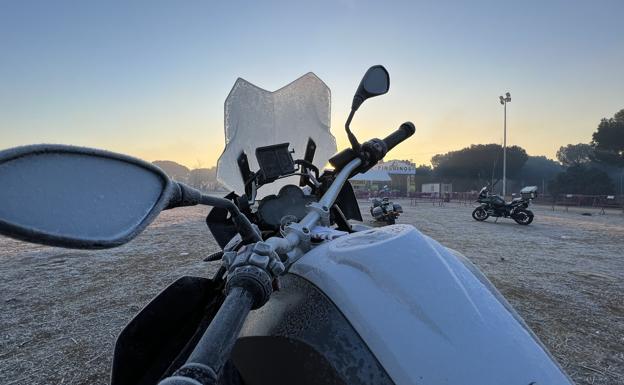 Galería. La zona de acampada de Pingüinos amanece helada este domingo.