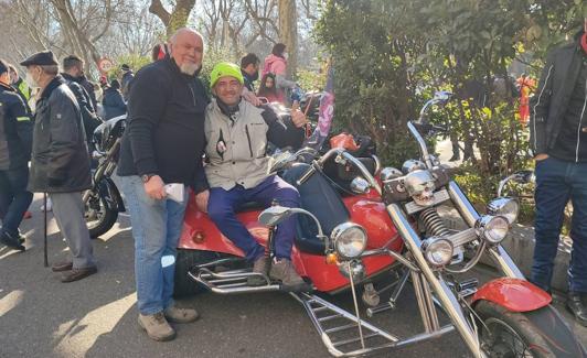 José Miguel, el abuelo, y su amigo Paco en la moto. 