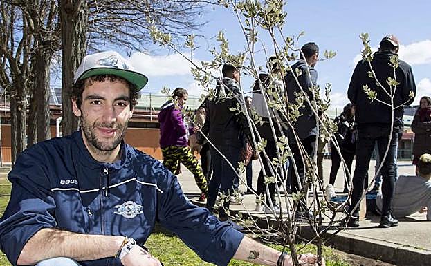 Con uno de los árboles, una encina, plantada gracias a sus goles