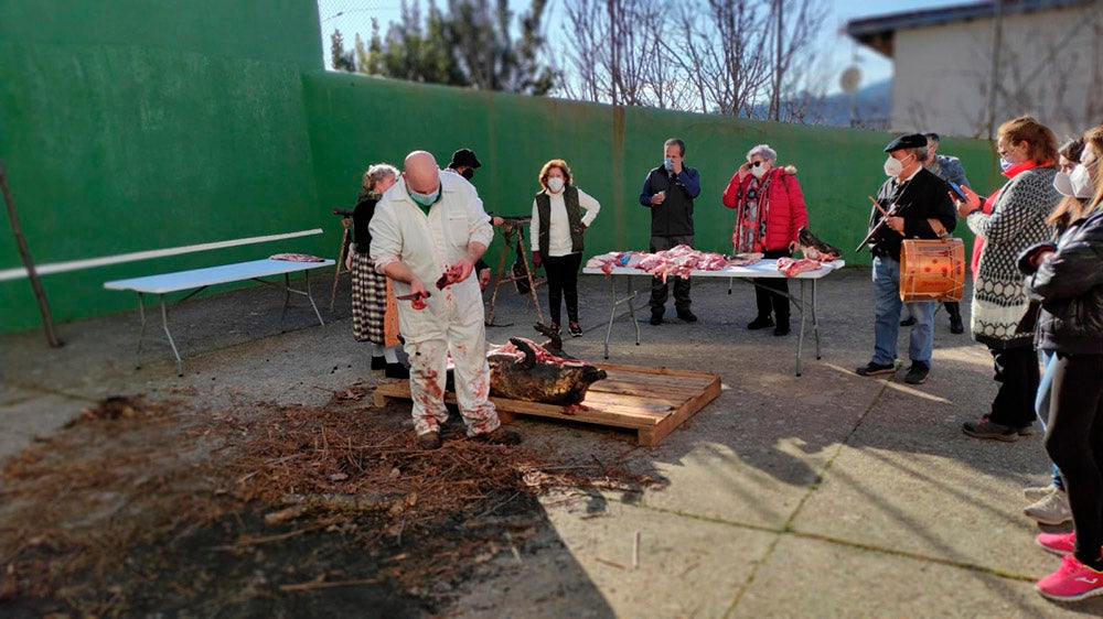 Linares de Riofrío y Las Casas del Conde celebran su tradicional matanza para disfrute de vecinos y visitantes 