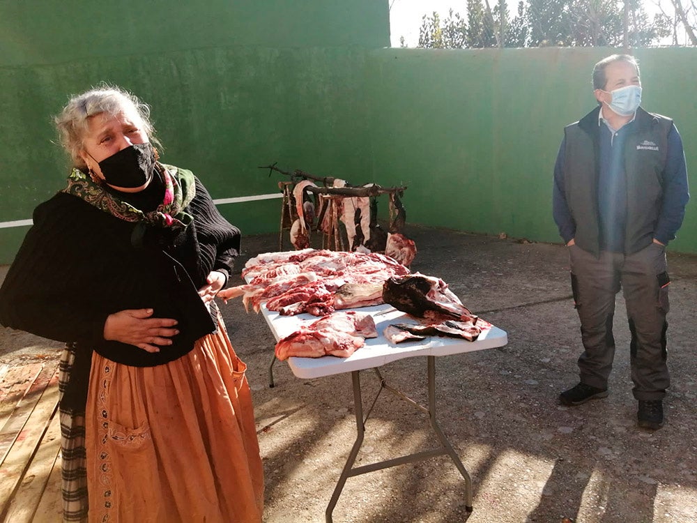 Linares de Riofrío y Las Casas del Conde celebran su tradicional matanza para disfrute de vecinos y visitantes 