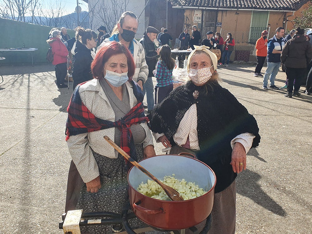 Linares de Riofrío y Las Casas del Conde celebran su tradicional matanza para disfrute de vecinos y visitantes 