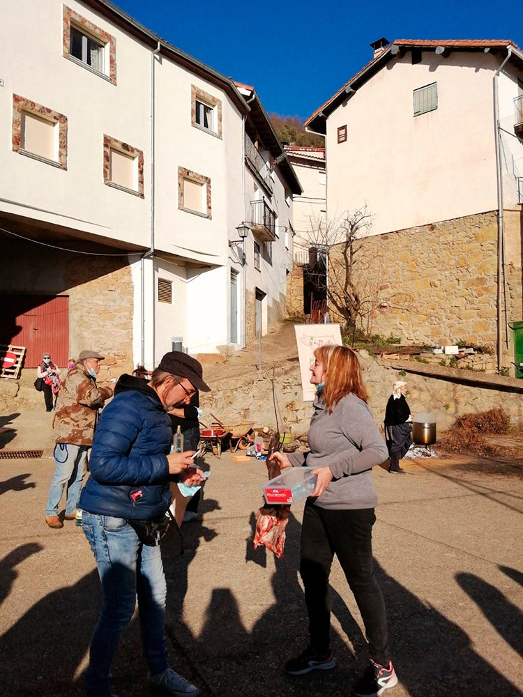 Linares de Riofrío y Las Casas del Conde celebran su tradicional matanza para disfrute de vecinos y visitantes 