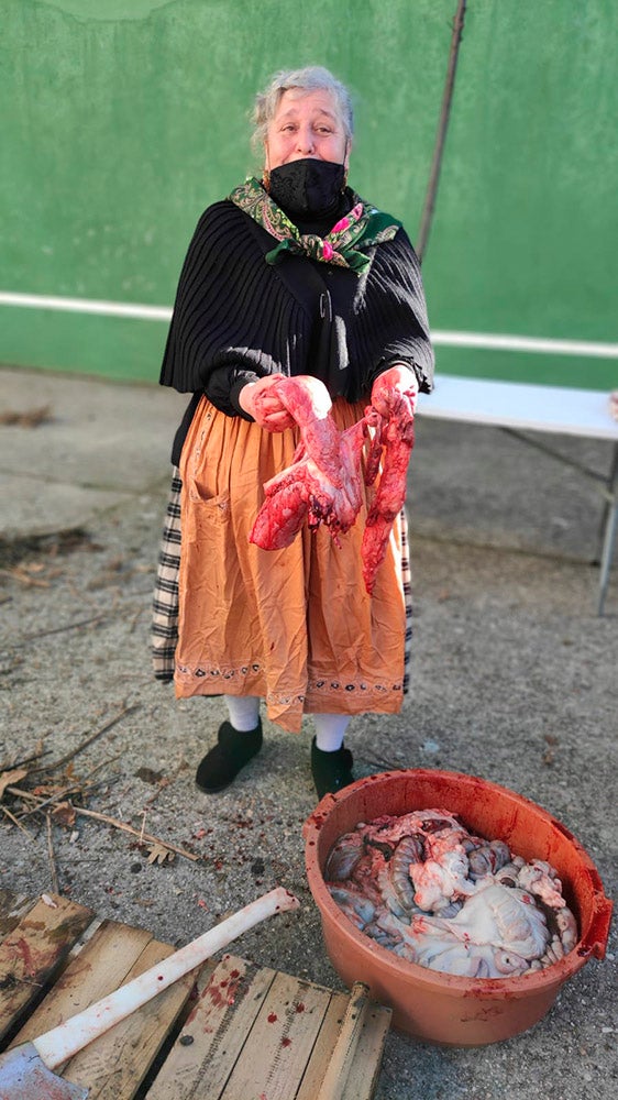 Linares de Riofrío y Las Casas del Conde celebran su tradicional matanza para disfrute de vecinos y visitantes 