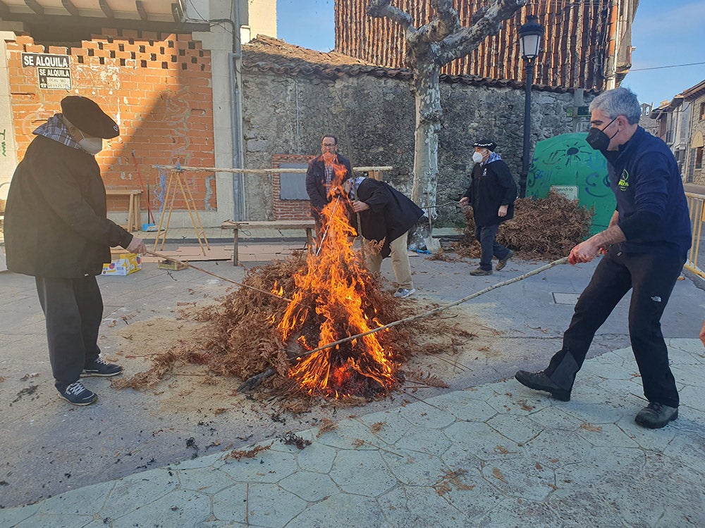 Linares de Riofrío y Las Casas del Conde celebran su tradicional matanza para disfrute de vecinos y visitantes 