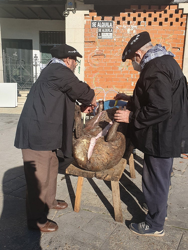 Linares de Riofrío y Las Casas del Conde celebran su tradicional matanza para disfrute de vecinos y visitantes 