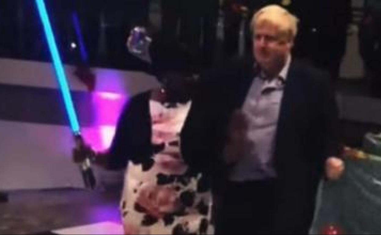 Jennette Arnold, presidenta de la Asamblea de Londres; y el primer ministro británico, Boris Jhonson. 