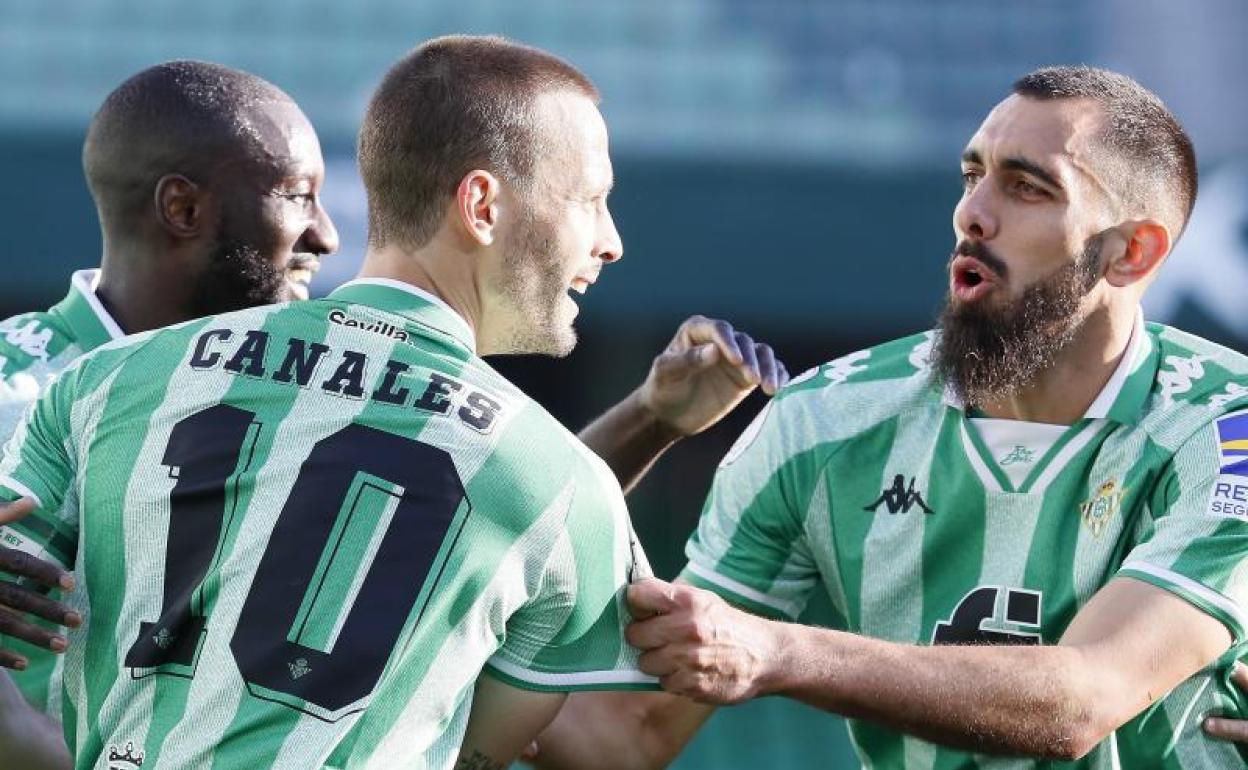 Los béticos celebran el decisivo gol de Sergio Canales. 