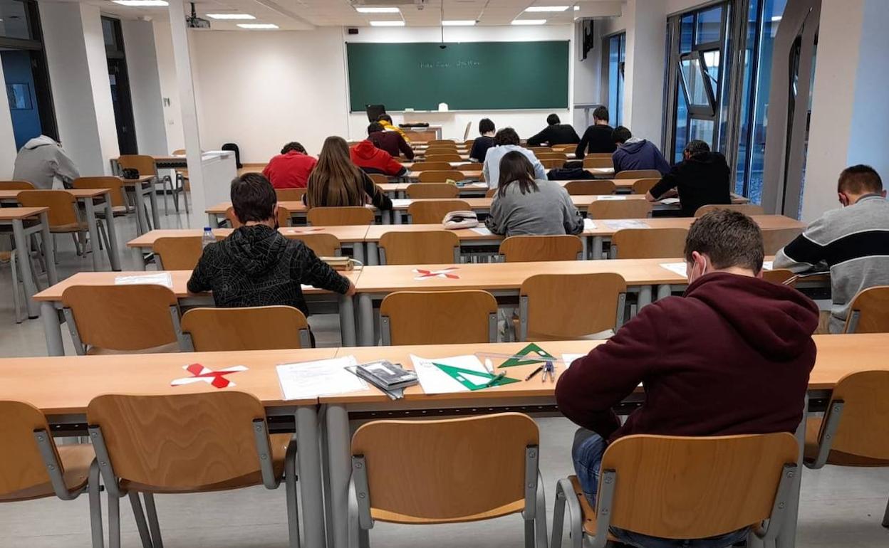 Los alumnos participantes, durante la prueba. EL NORTE