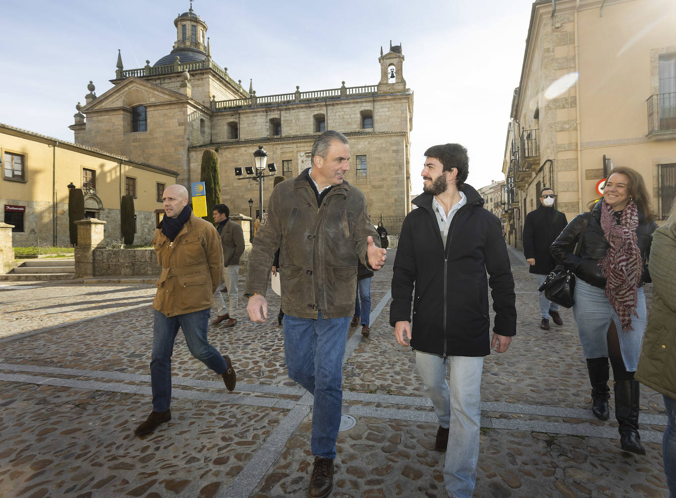 El secretario general de Vox, Javier Ortega-Smith, junta al candidato del partido a las elecciones autonómicas de Castilla y León, Juan García-Gallardo, en Ciudad Rodrigo.