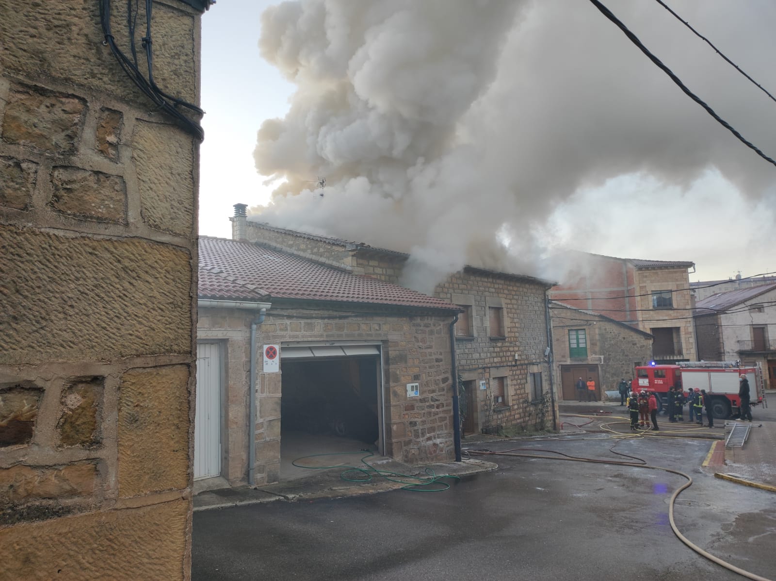 Fotos: Incendio en la localidad burgalesa de Palacios de la Sierra