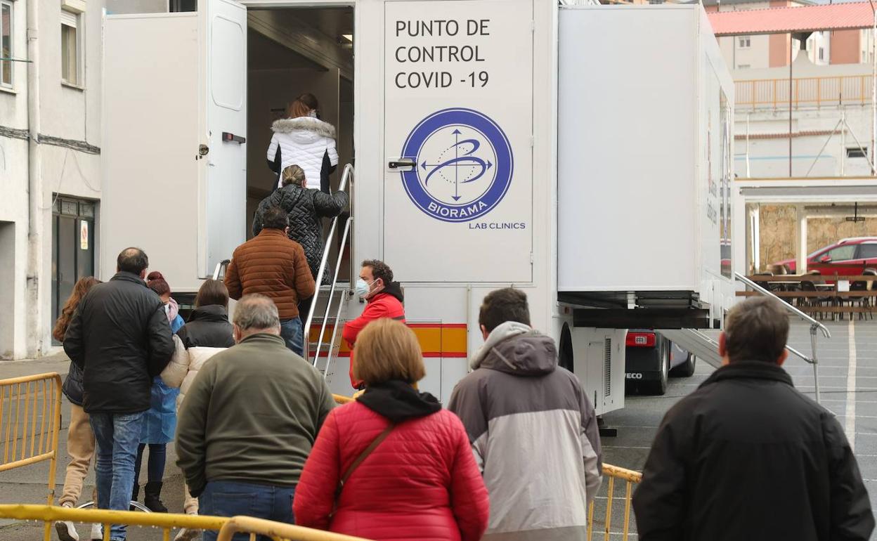 Campaña de test de antígenos para diagnóstico de la Covid -19 en una unidad móvil contratada por la Consejería de Sanidad en Bejar y Guijuelo (Salamanca). 