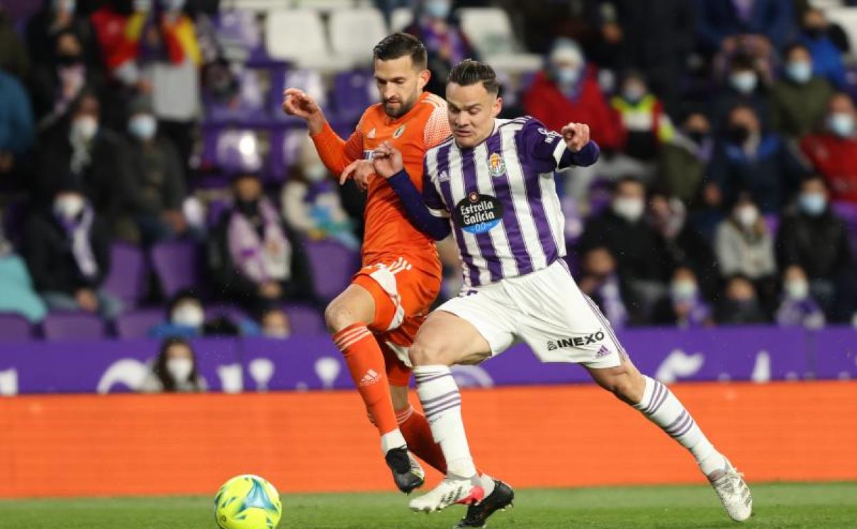El blanquivioleta Roque Mesa pugna por la pelota durante el Real Valladolid-Leganés