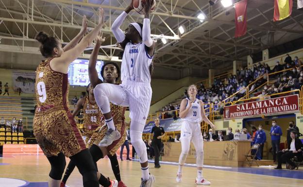 Kahleah Copper y Katie Lou Samuelson, en un partido de la Euroliga.