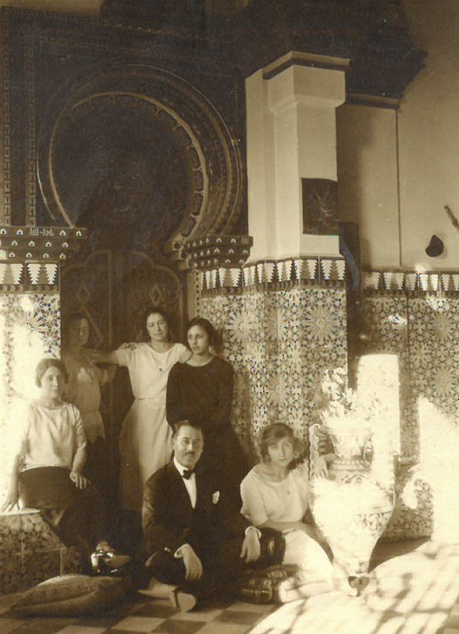 Las hermanas Ruiz de Tremiño Moreno, en el interior de la casa mora.