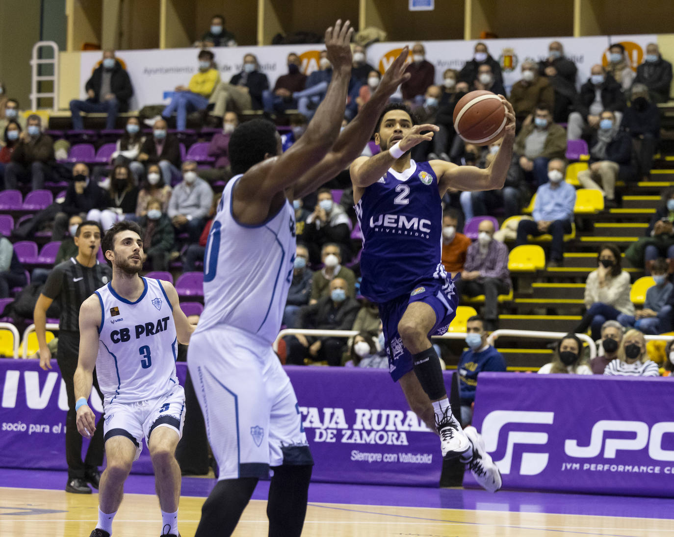 Fotos: Derrota del UEMC Real Valladolid ante el CB Prat (71-95)