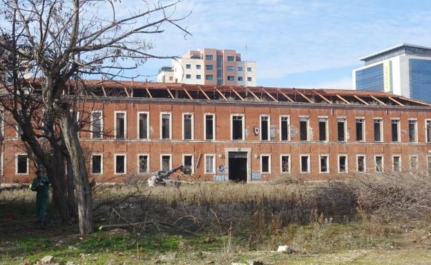 Labores de desbroce en el interior del cuartel Conde Ansúrez. 