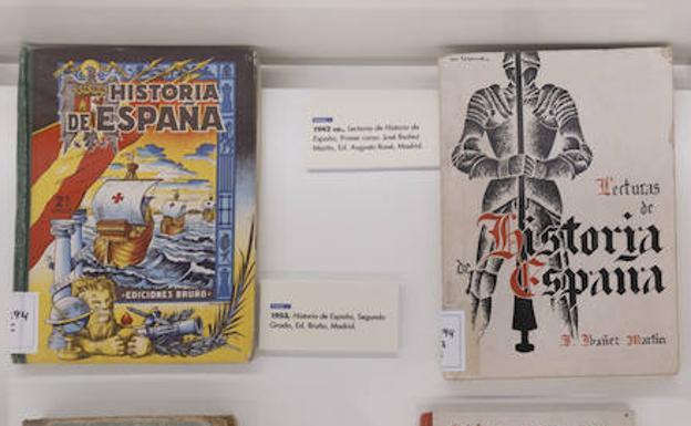 Varios de los libros que forman parte de la exposición. 