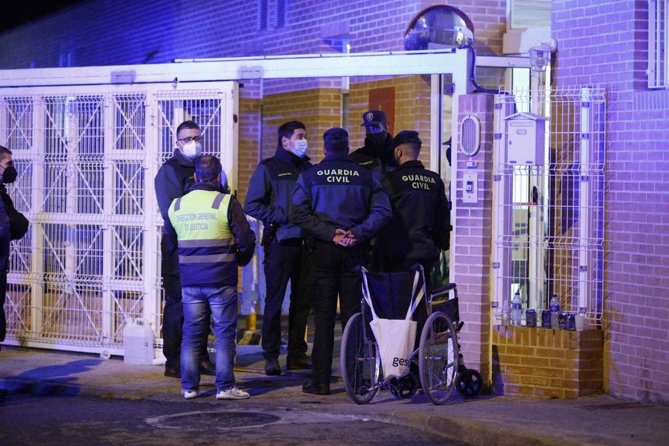 Bomberos y cuerpos de seguridad en la puerta de la residencia de ancianos.