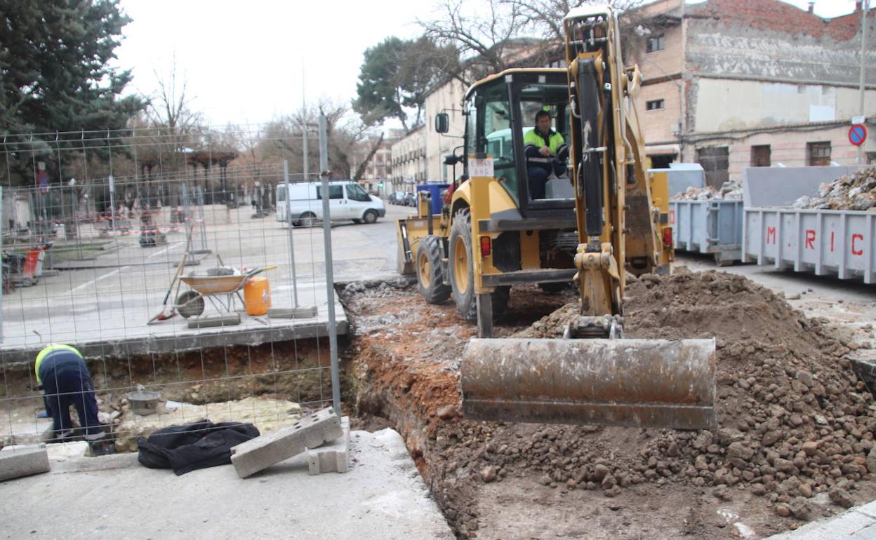 Trabajos de ampliación de la cata en la plaza de La Soledad.