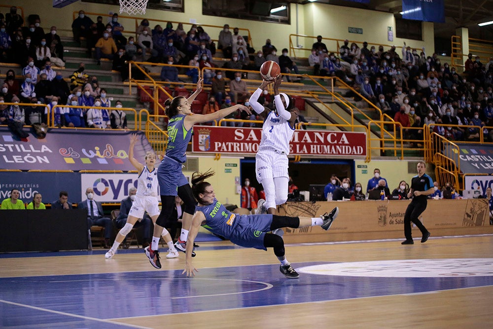 El CB Avenida acaricia el segundo puesto del grupo en Europa tras doblegar a su gran rival (85-75)