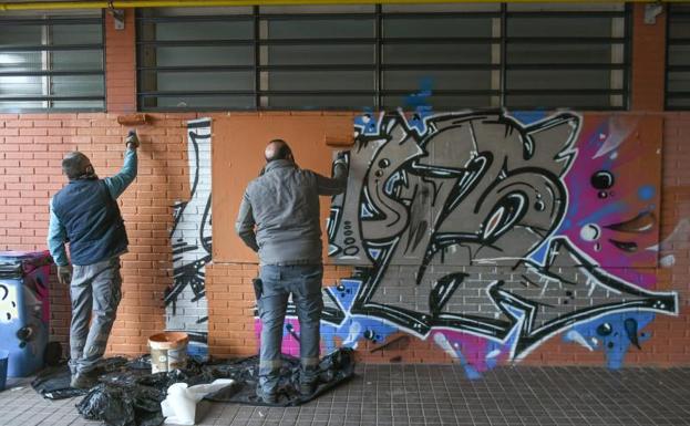 Los operarios municipales borraron ayer uno de los grafitis del colegio Pablo Picasso. 