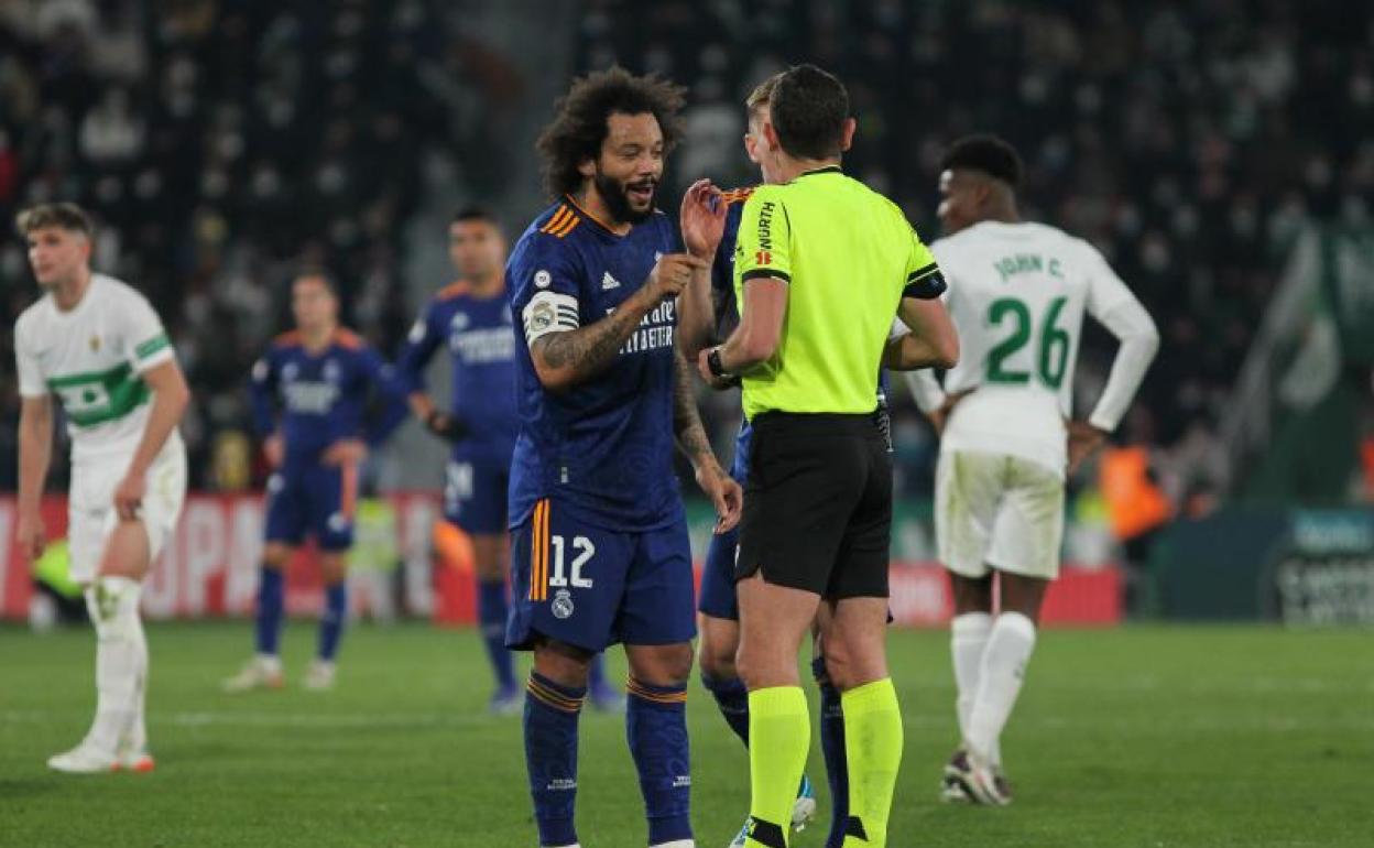 Marcelo y el árbitro Figueroa Vázquez, en el Martínez Valero. 