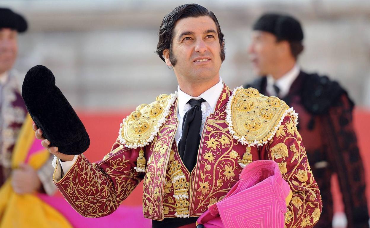 Morante de la Puebla saluda al público en la plaza de toros Nimes (Francia).