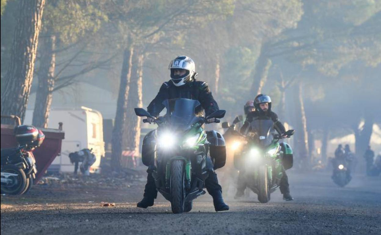 Moteros llegando a la campa de Motauros, este viernes por la tarde. 