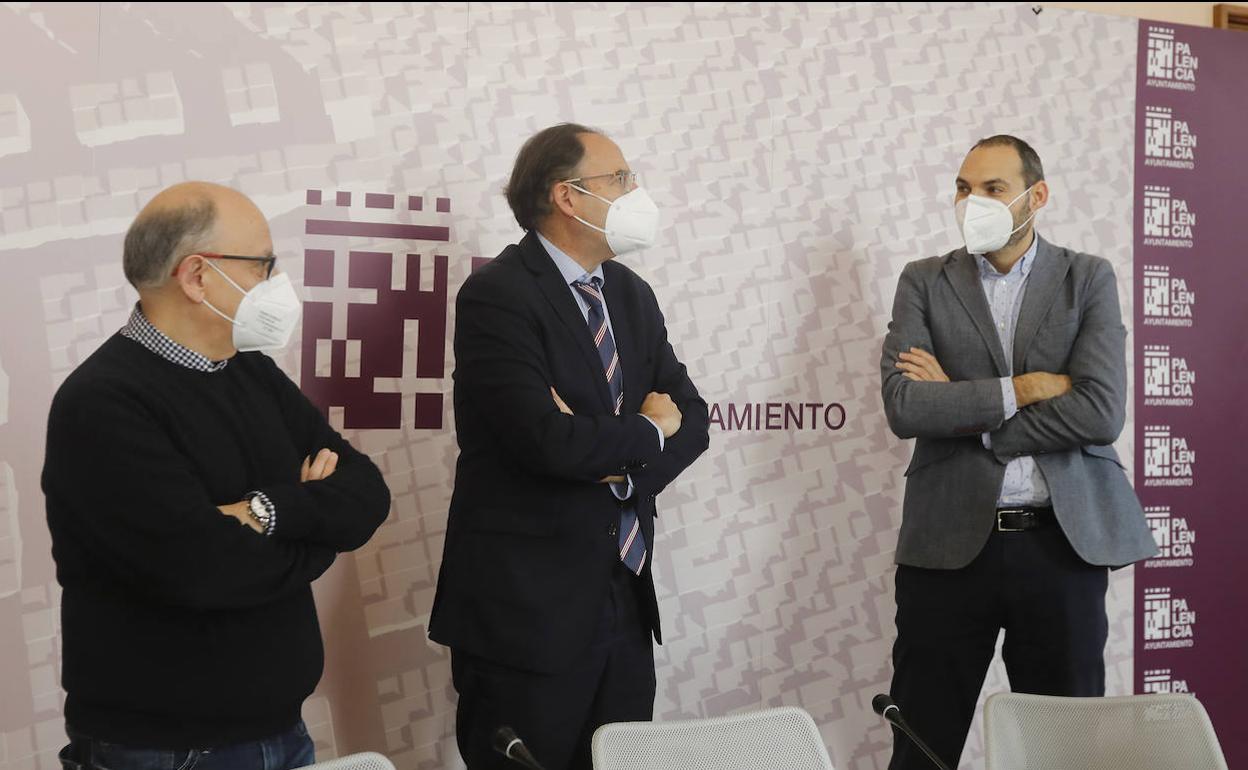 El primer teniente de alcalde, Alfonso Polanco, con los responsables de la empresa Omawa. 