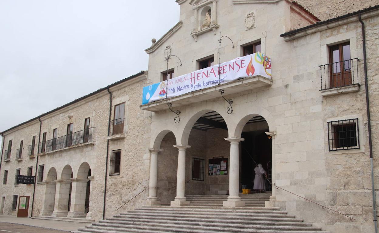 Acceso al santuario del Henar.
