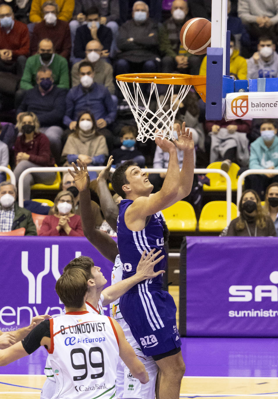 Partido entre el UEMC Valladolid y el Palma disputado en Pisuerga. 