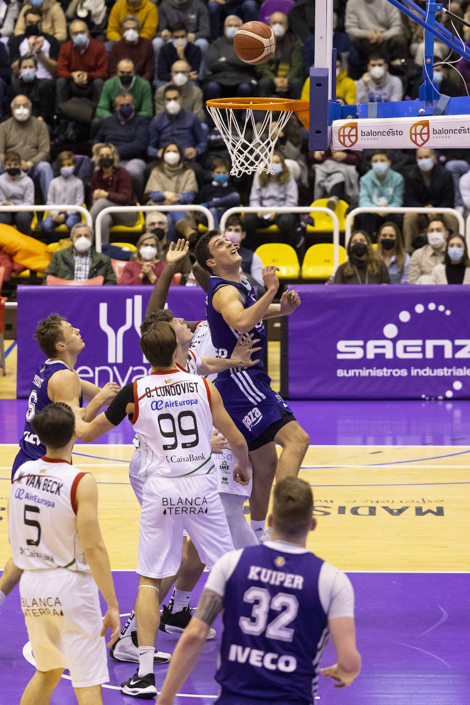 Partido entre el UEMC Valladolid y el Palma disputado en Pisuerga. 