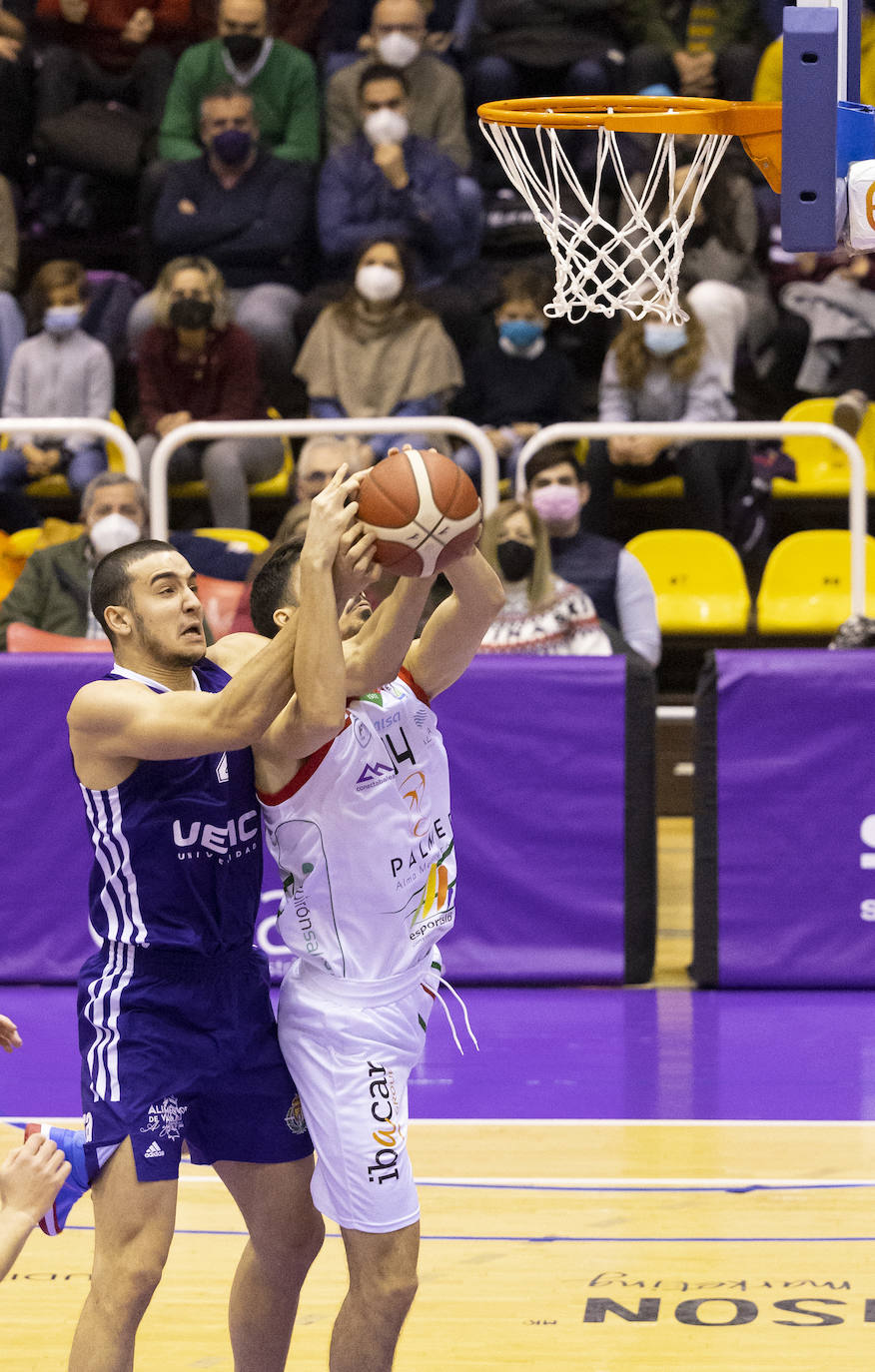 Partido entre el UEMC Valladolid y el Palma disputado en Pisuerga. 