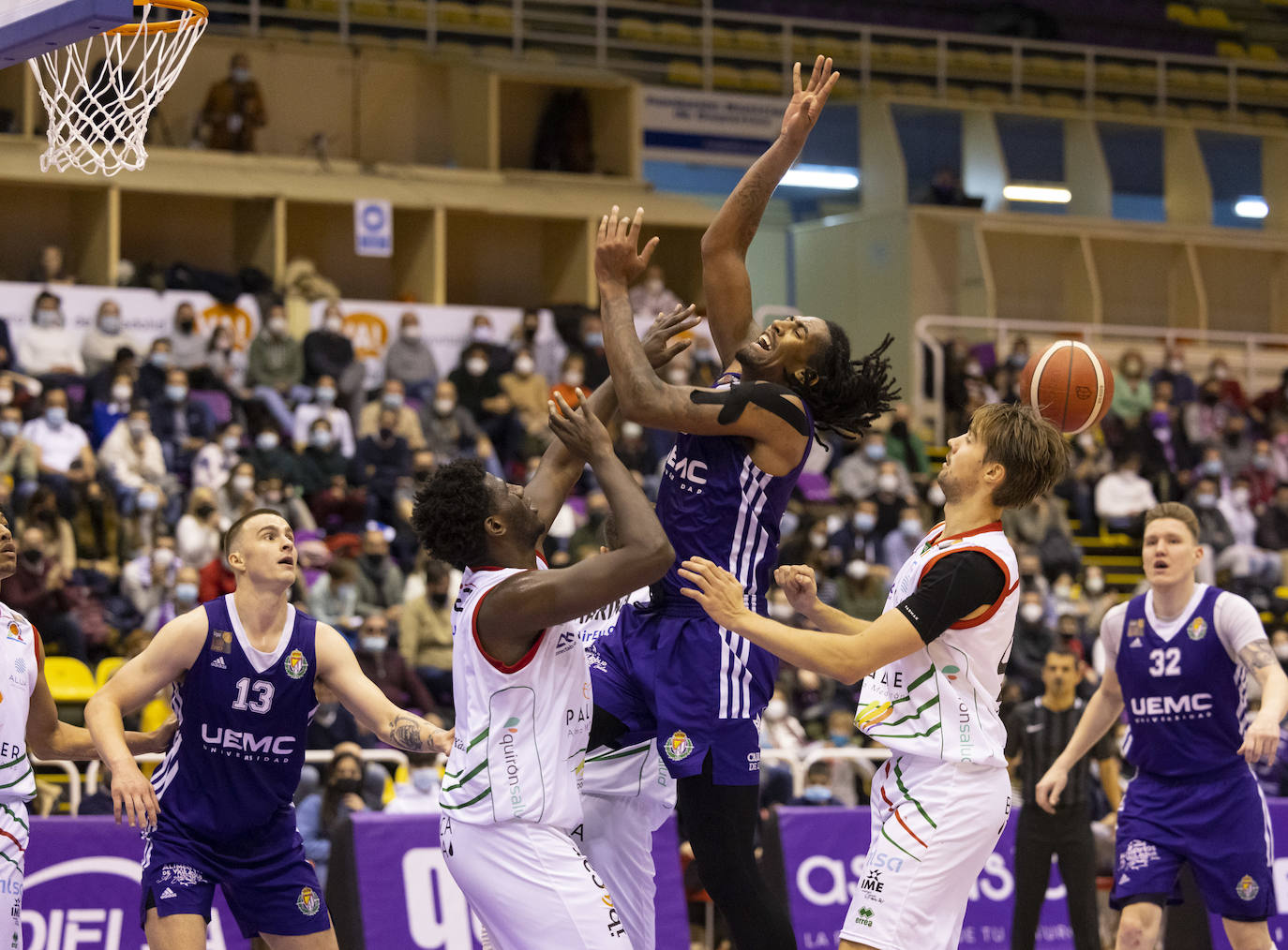 Partido entre el UEMC Valladolid y el Palma disputado en Pisuerga. 