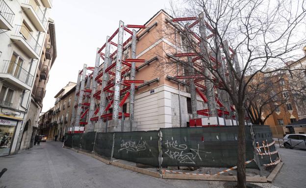 Imagen principal - 1.  Niño Jesús . Las obras para convertir el colegio de la calle Duque de Lerma en una residencia con 49 plazas se iniciaron el pasado junio. 2  Jesuitinas . El geriátrico de la calle López Gómez se inauguró en marzo de 2018. 3.  San Quirce.  El edificio de 73 apartamentos tutelados para mayores en la plaza de la Trinidad estará terminado en verano.