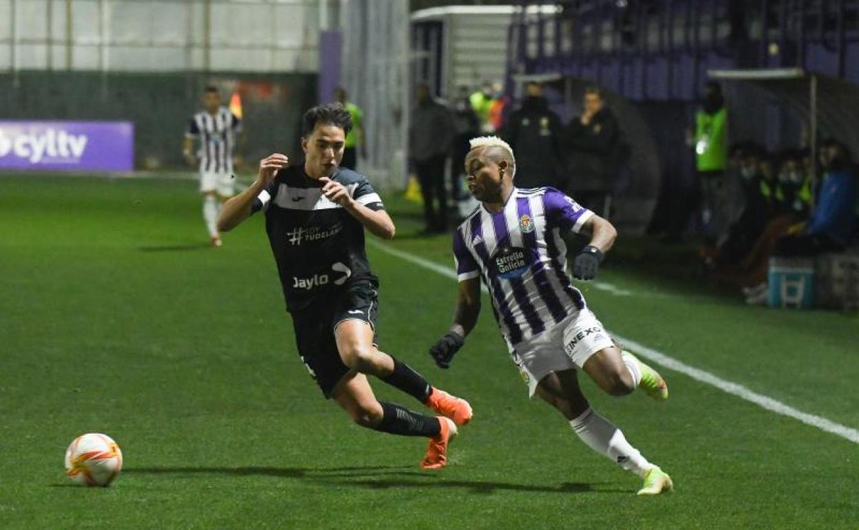 Paulo Vitor, que acabó lesionado, intenta desbordar a un rival 