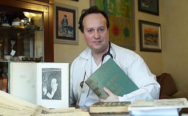 El doctor Álvaro de Castro posa en su biblioteca familiar con los dos volúmenes de la obra de su abuelo 'Un médico en el Museo'.