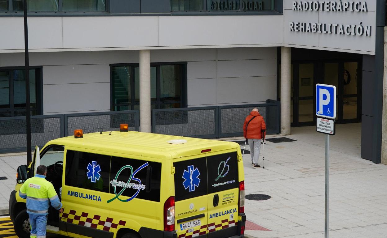 Una ambulancia frente al nuevo Hospital de Salamanca. 