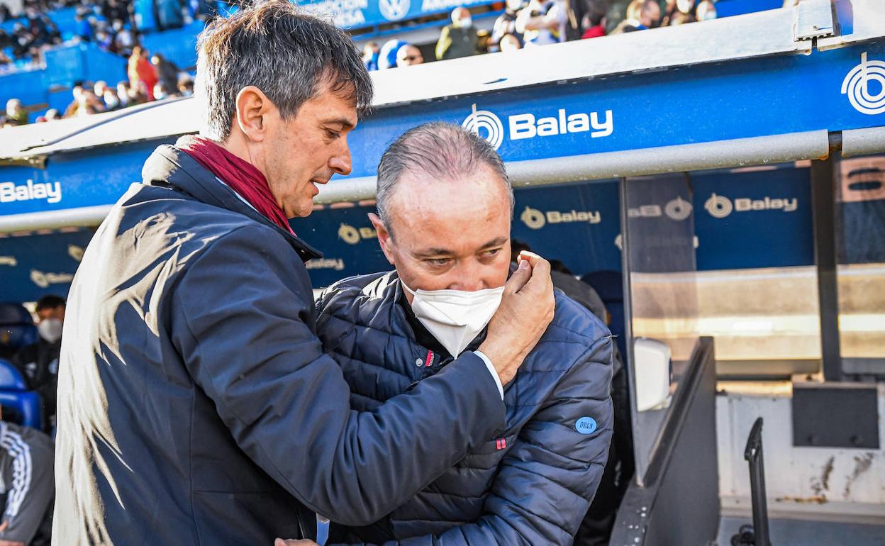 Pacheta saluda a JIM antes de comenzar el encuentro. 