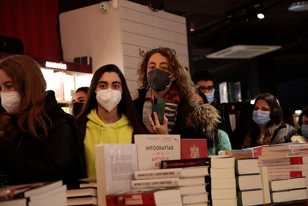Largas colas de fans de Andrés Suárez en la librería Santos Ochoa para la firma de "A través de los ojos", el último libro del cantante gallego, que también firmó alguno de sus discos y no dudó en realizarse fotos con todos sus seguidores