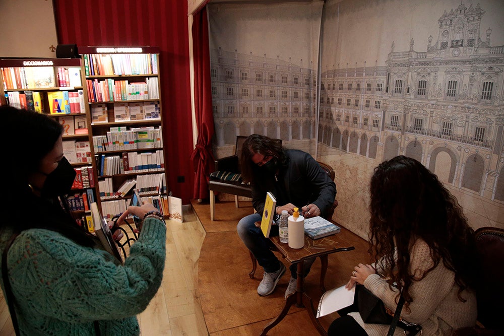 Largas colas de fans de Andrés Suárez en la librería Santos Ochoa para la firma de "A través de los ojos", el último libro del cantante gallego, que también firmó alguno de sus discos y no dudó en realizarse fotos con todos sus seguidores