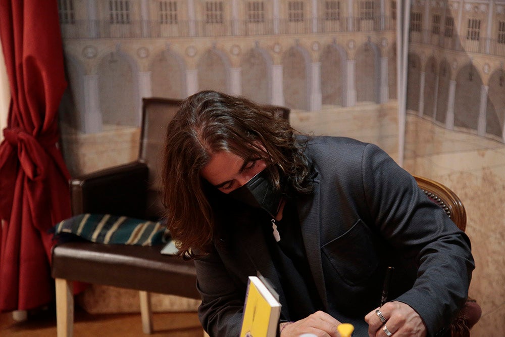 Largas colas de fans de Andrés Suárez en la librería Santos Ochoa para la firma de "A través de los ojos", el último libro del cantante gallego, que también firmó alguno de sus discos y no dudó en realizarse fotos con todos sus seguidores