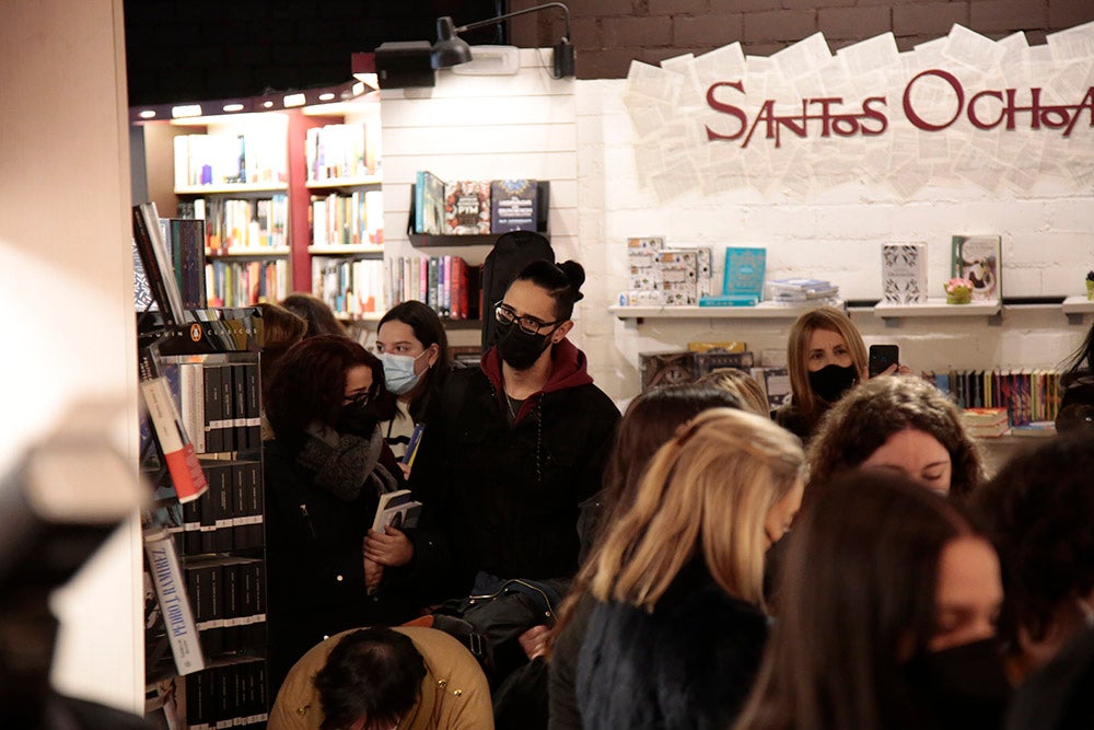 Largas colas de fans de Andrés Suárez en la librería Santos Ochoa para la firma de "A través de los ojos", el último libro del cantante gallego, que también firmó alguno de sus discos y no dudó en realizarse fotos con todos sus seguidores