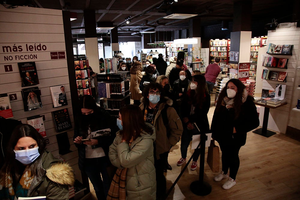 Largas colas de fans de Andrés Suárez en la librería Santos Ochoa para la firma de "A través de los ojos", el último libro del cantante gallego, que también firmó alguno de sus discos y no dudó en realizarse fotos con todos sus seguidores
